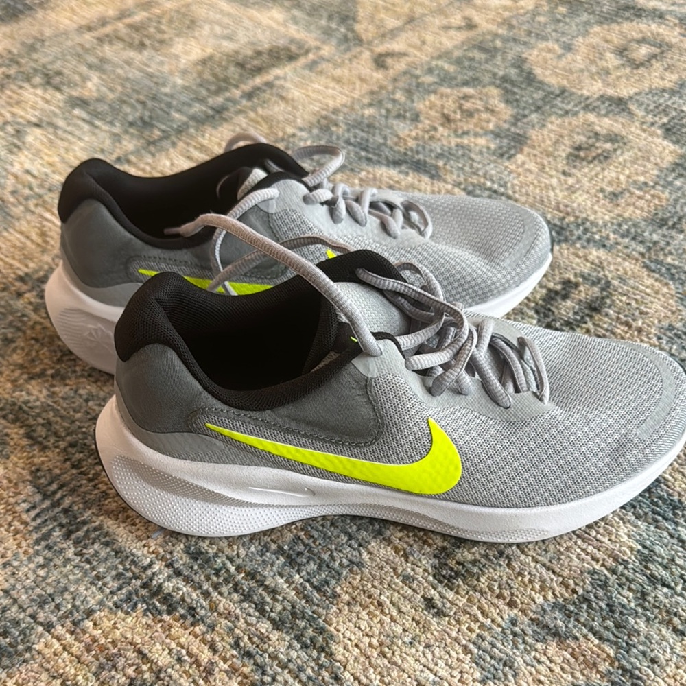 Nike Revolution 7
Big Kids' Road Running Shoes. Gently Used.